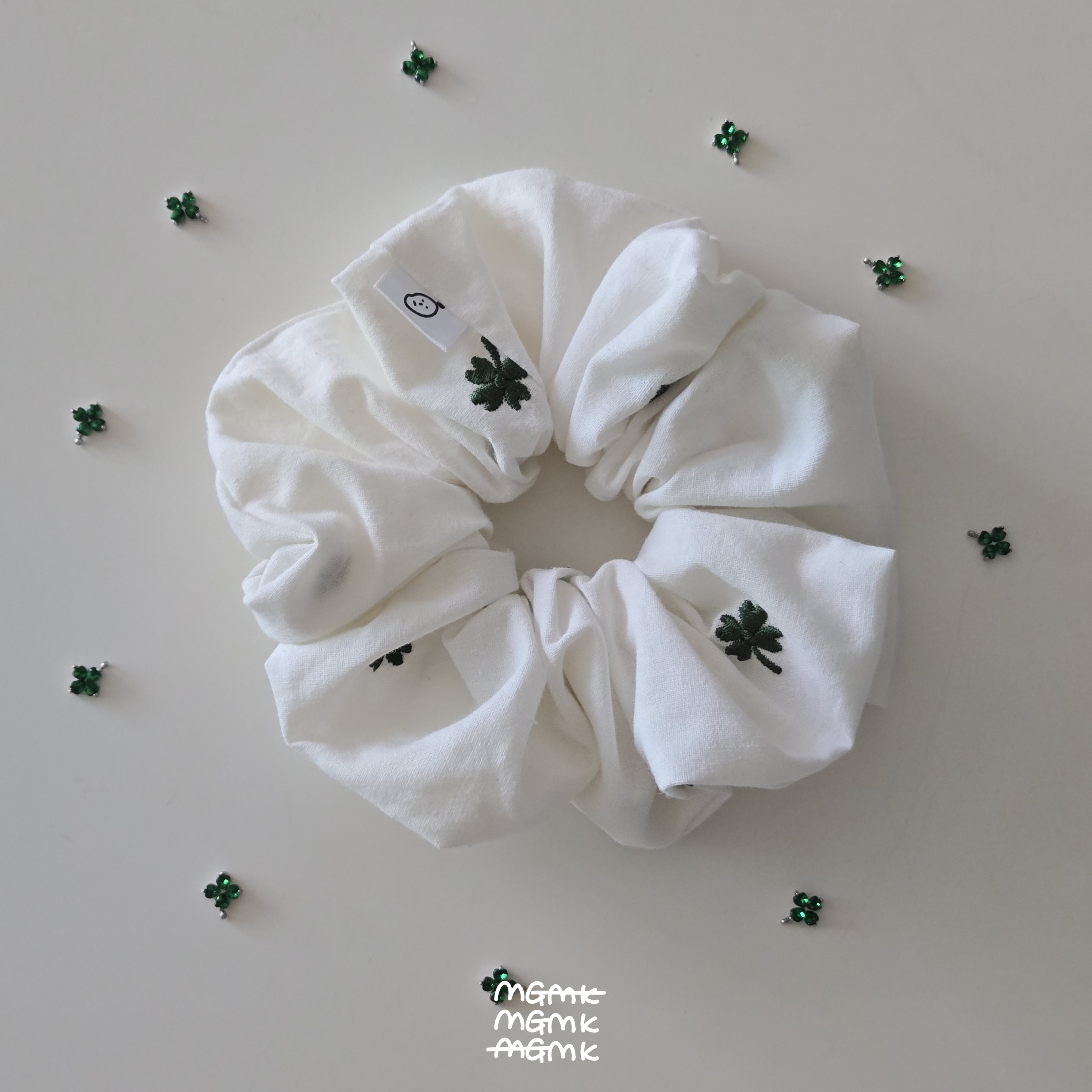 맹고마켓 클로버(clover) 자수 스크런치 곱창밴드 머리끈 - 상품 이미지