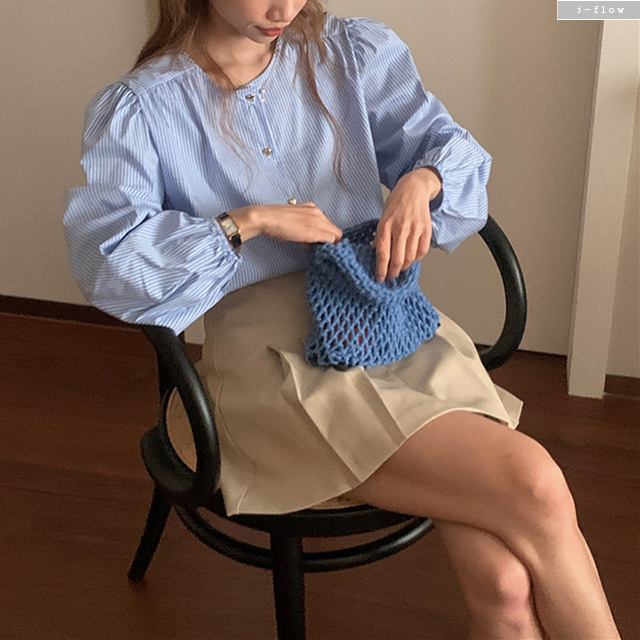 이올 잔스트라이프 금장버튼 코튼 퍼프 블라우스 1col 가을 봄 라운드 벌룬 제이플로우 - 상세 이미지 2