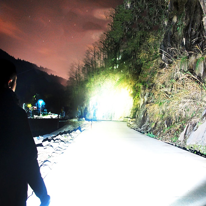 캠핑손전등 낚시손전등 서치라이트 후레쉬 5600루멘 / P902