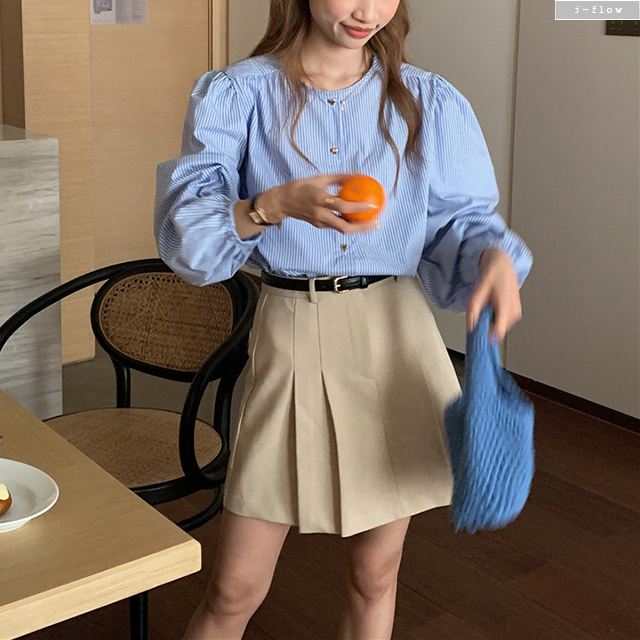 이올 잔스트라이프 금장버튼 코튼 퍼프 블라우스 1col 가을 봄 라운드 벌룬 제이플로우 이미지 7