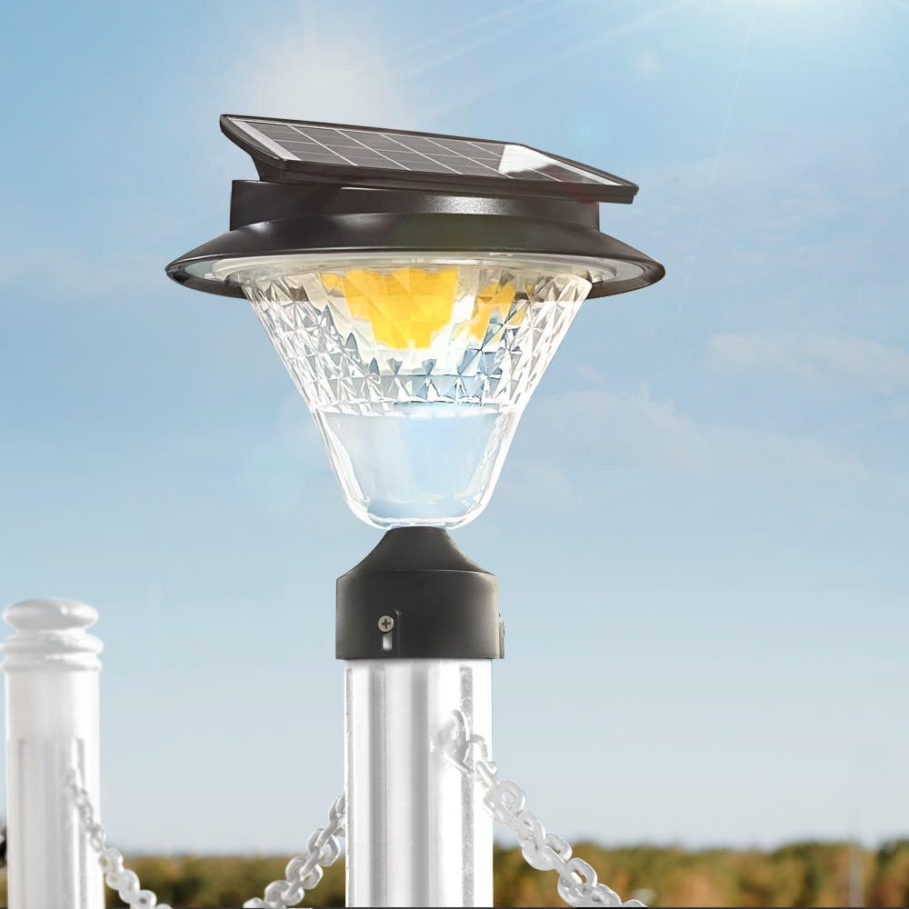 태양광 조명 설치된 정원 야경