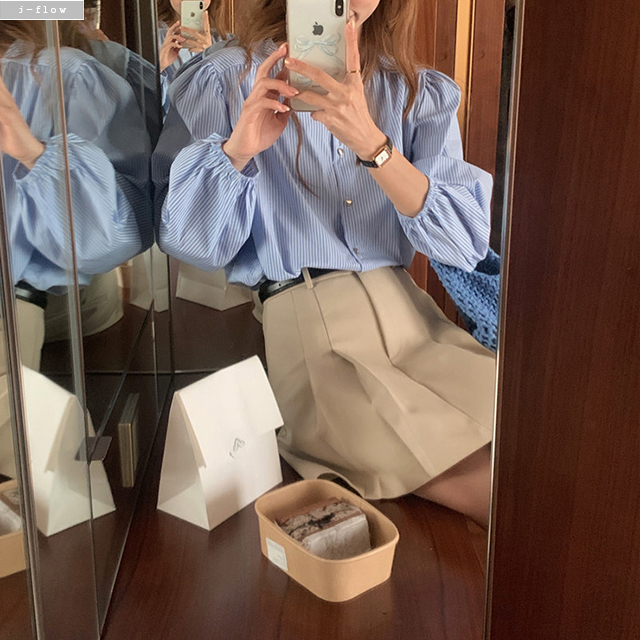 이올 잔스트라이프 금장버튼 코튼 퍼프 블라우스 1col 가을 봄 라운드 벌룬 제이플로우 이미지 6