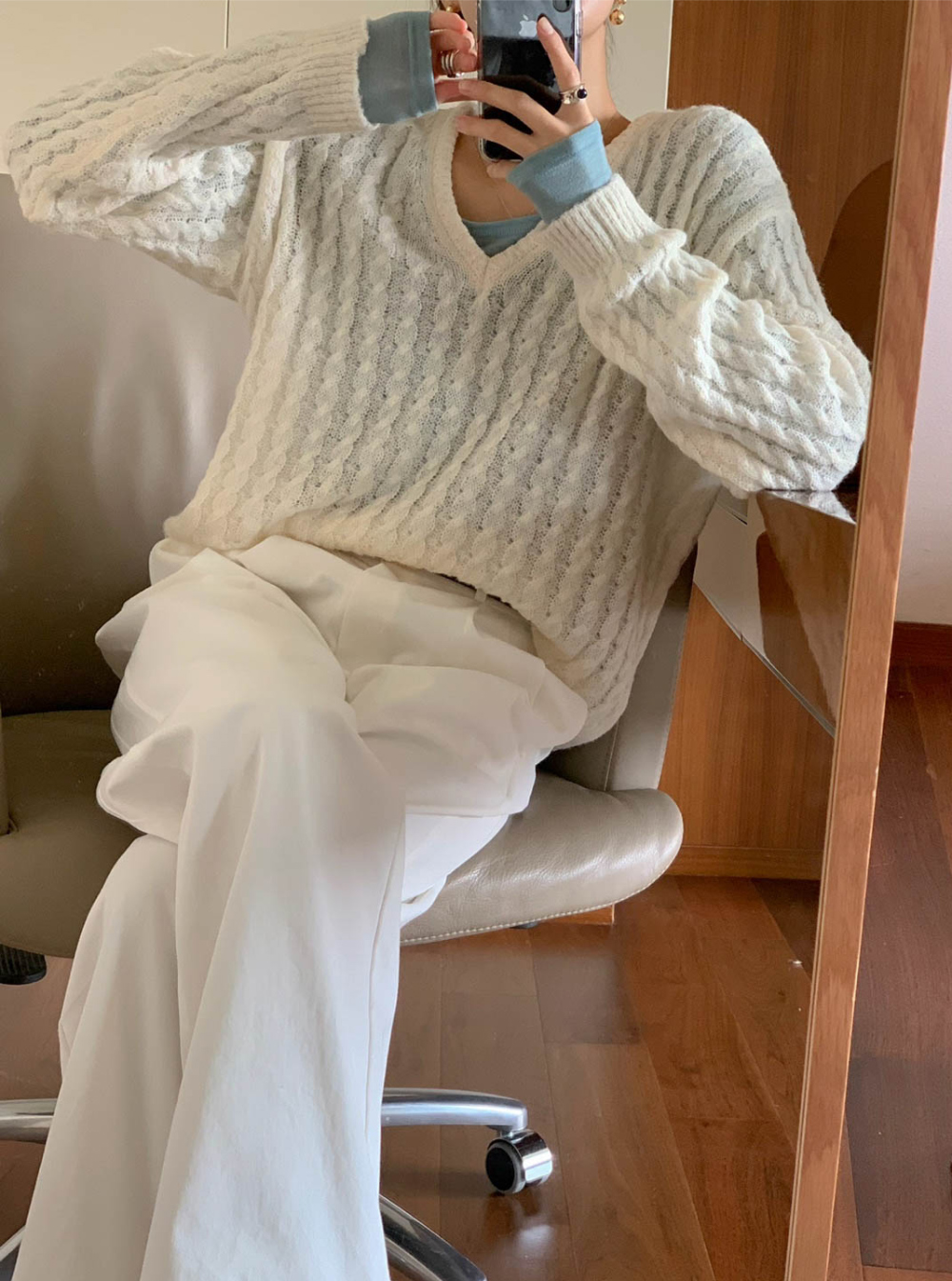 오버무드 여성 간절기 브이넥 울 알파카 꽈배기 케이블 얇은 긴팔 니트 5color - 상품 이미지