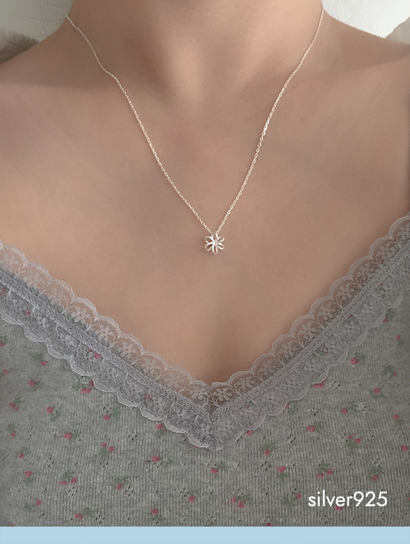 (모앳/목걸이) powder flower necklace (silver925) 실버925 플라워 펜던트 심플 은 목걸이 : moat모앳