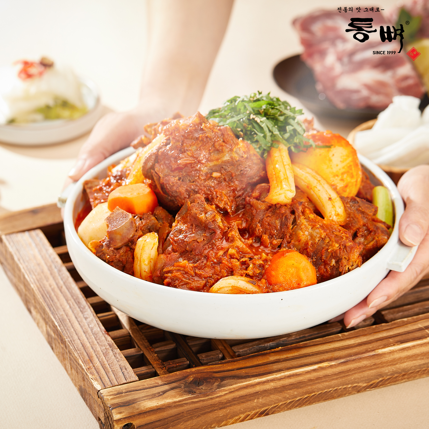 [통뼈 분모자뼈찜] 살살 발리는 돼지목뼈 중독되는 맛 매운뼈찜, 1kg, 4개 - 상품 이미지