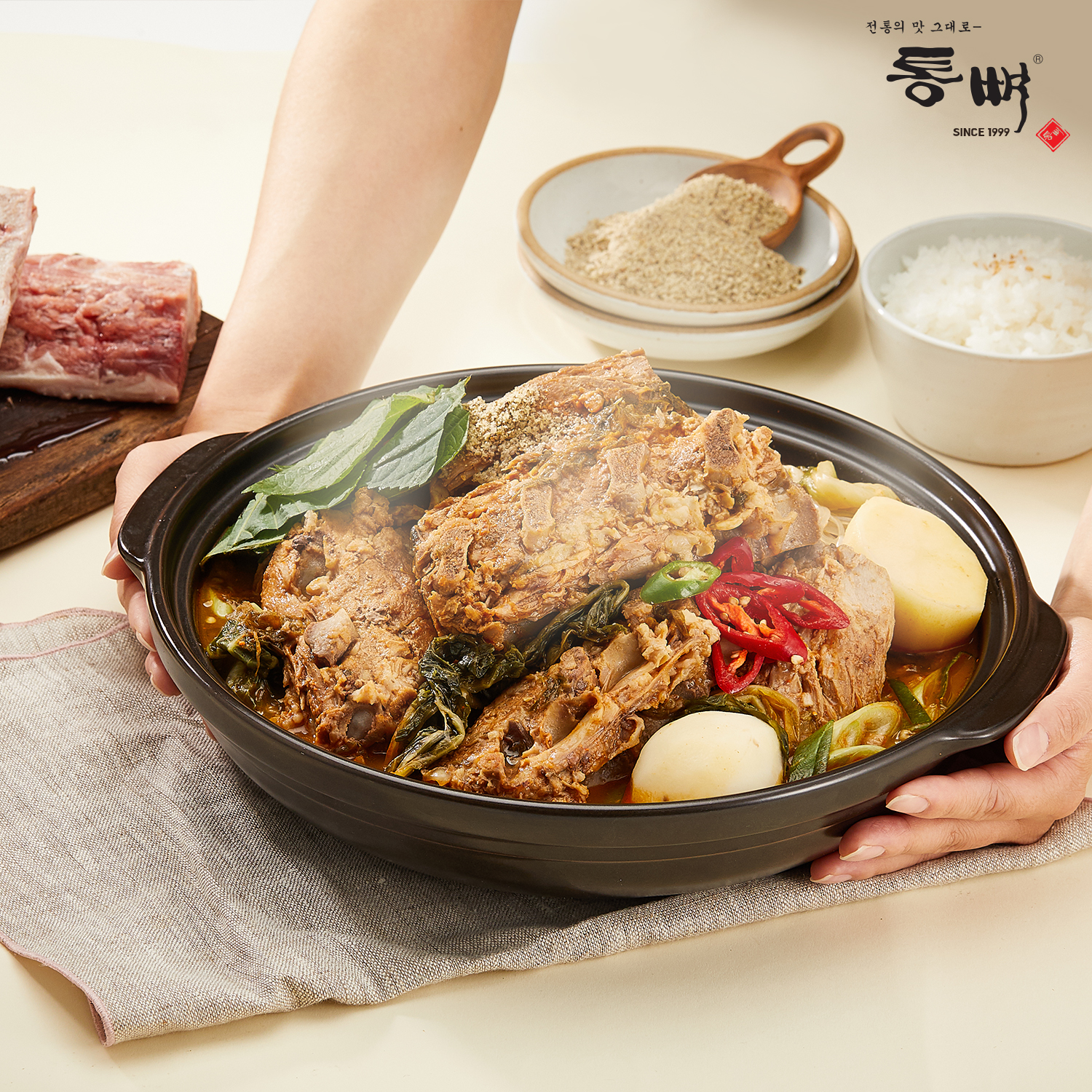 [국물요리 베스트] 통뼈감자탕 든든한 한끼 칼칼한맛, 1kg, 4개