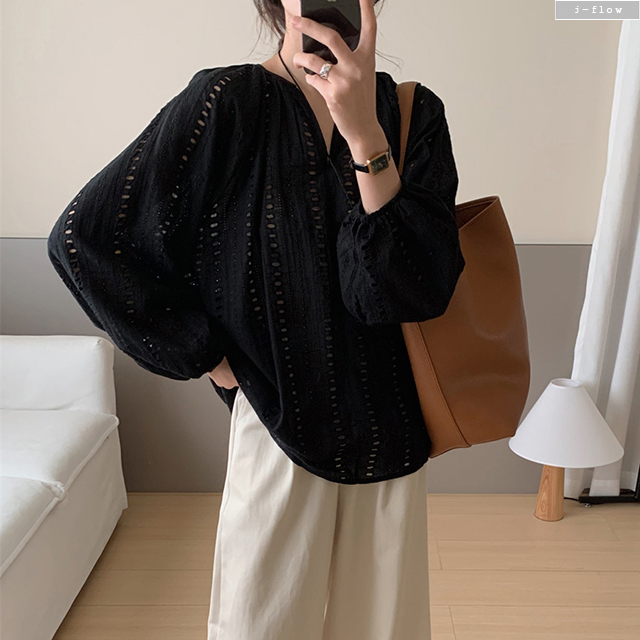루더 브이넥 펀칭 자수 오버핏 코튼 블라우스 2col 가을 봄 나그랑 벌룬 제이플로우 이미지 2