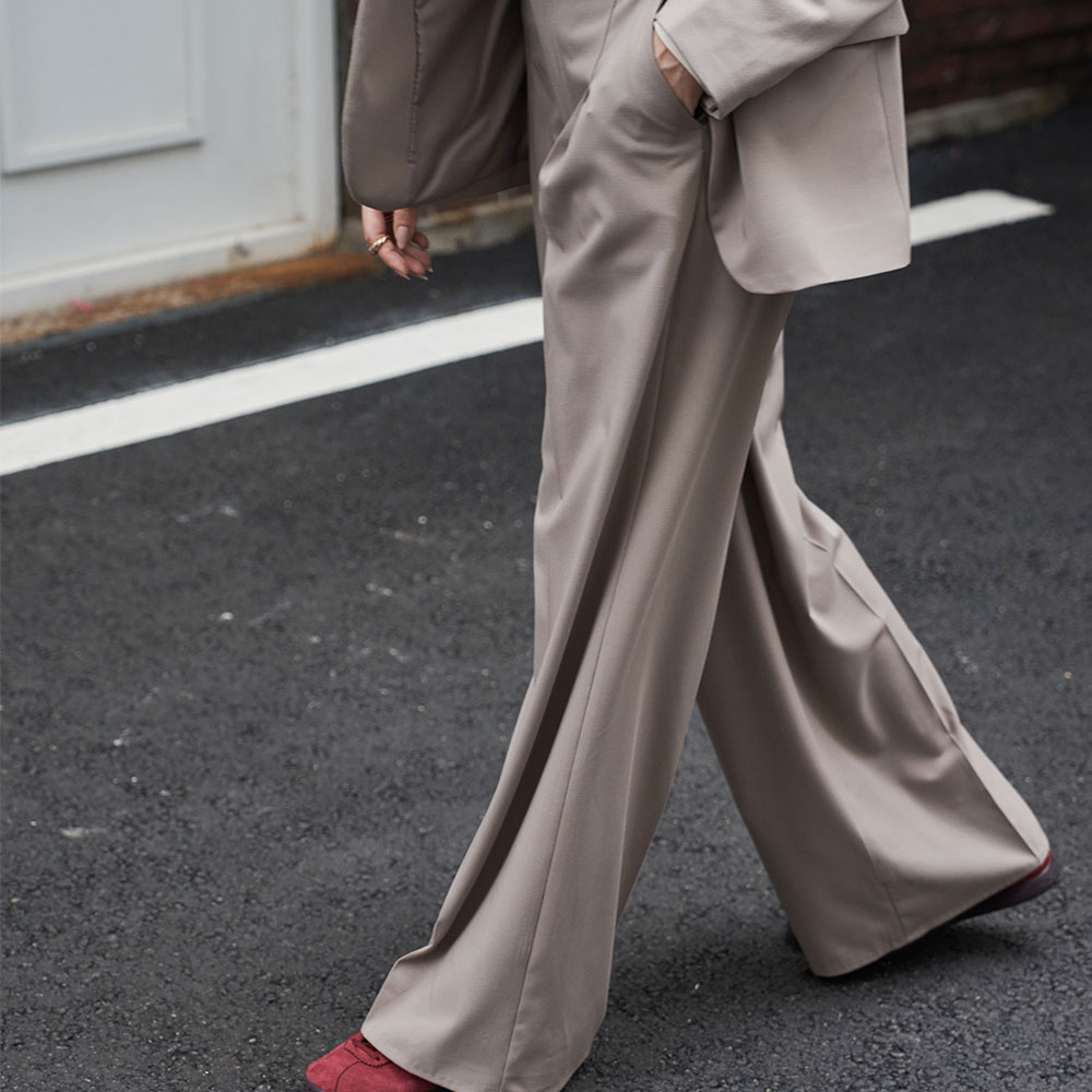 320쇼룸 에센셜 와이드 슬랙스 카키 베이지 - 상품 이미지