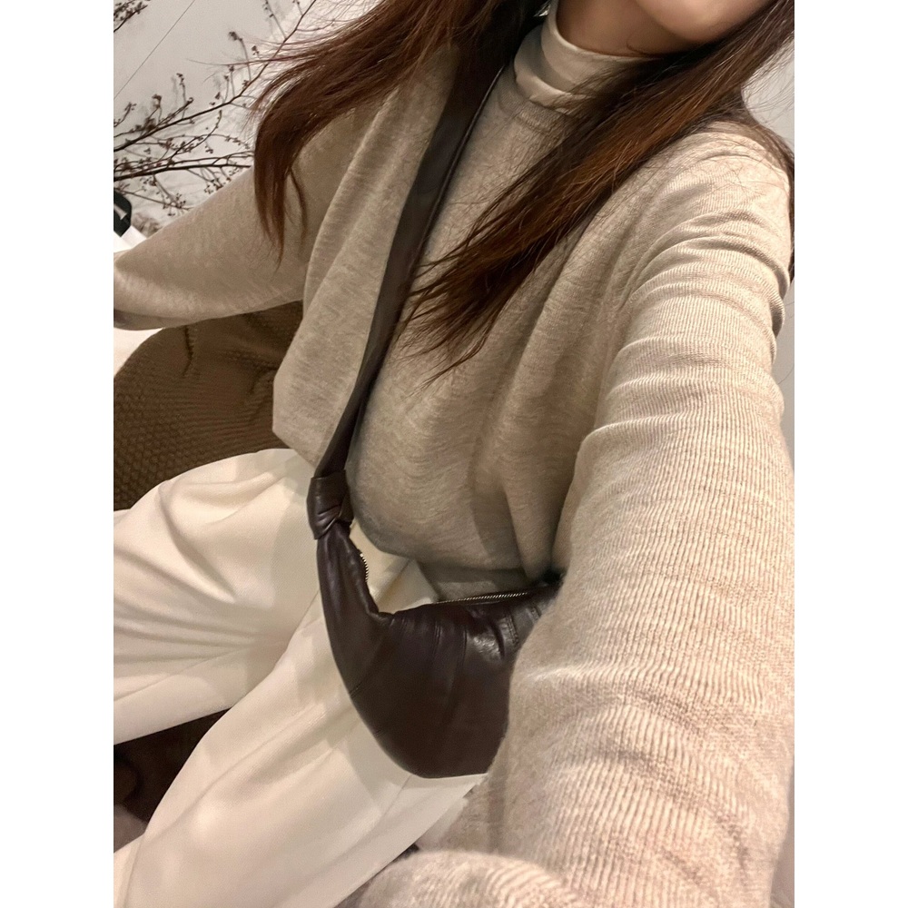 손해보기싫어서 4화 신민아 크로스백 가방 크로아상 캐주얼 의상 옷 패션 - 상세 이미지 5