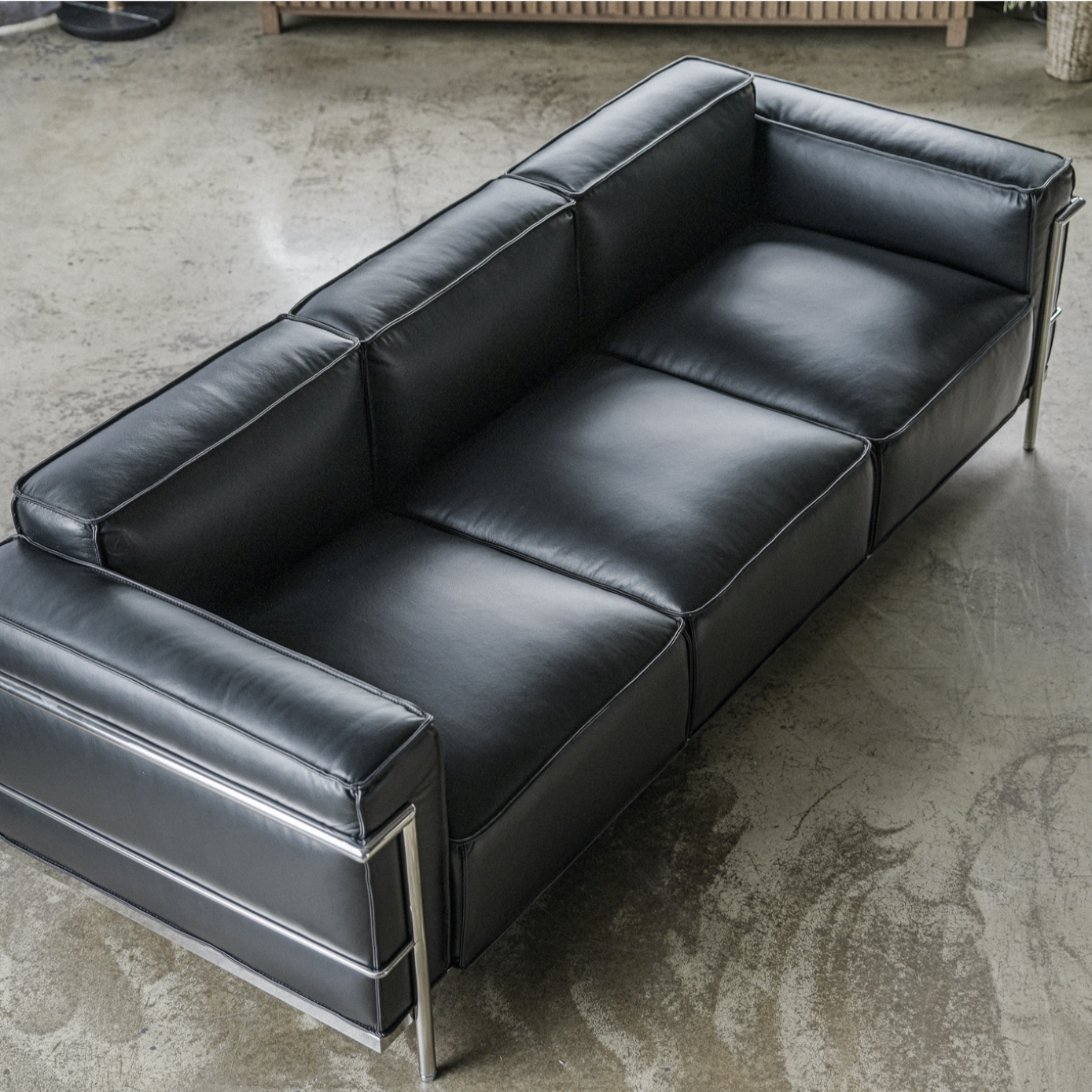 수아브 FLORA 천연 면피 가죽 소파 LC3 통가죽 소파 3인