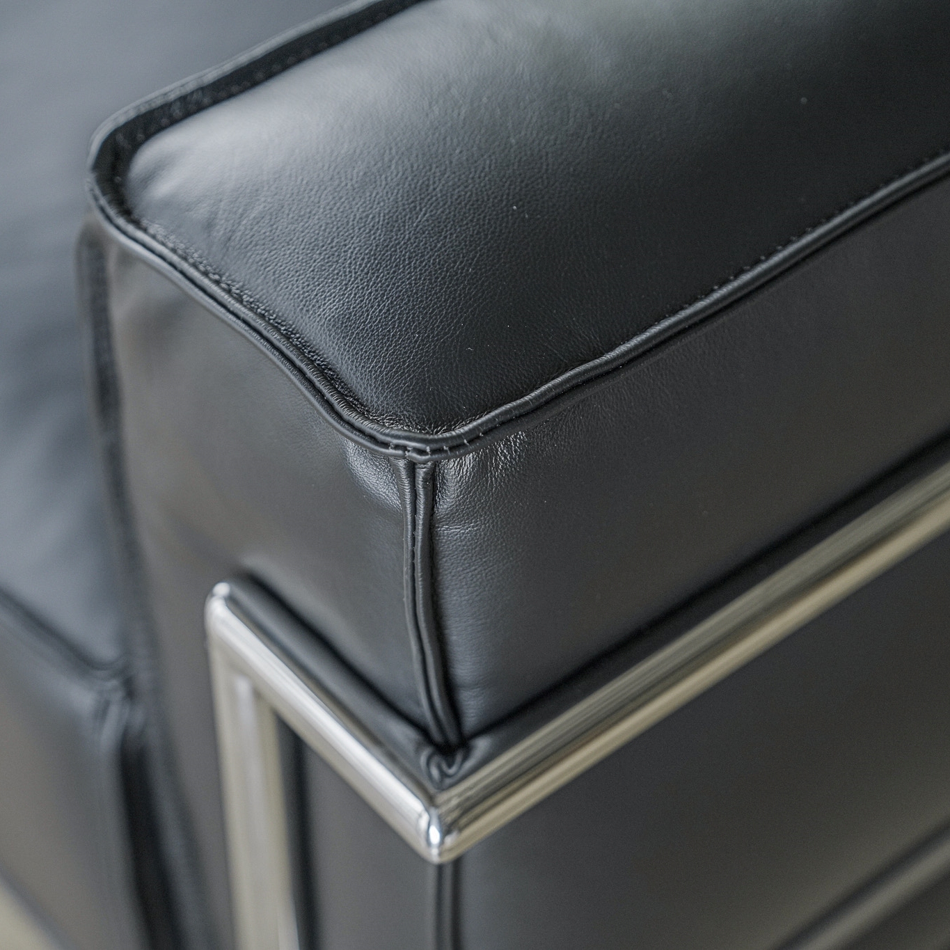 수아브 FLORA 천연 면피 가죽 소파 LC3 통가죽 소파 3인