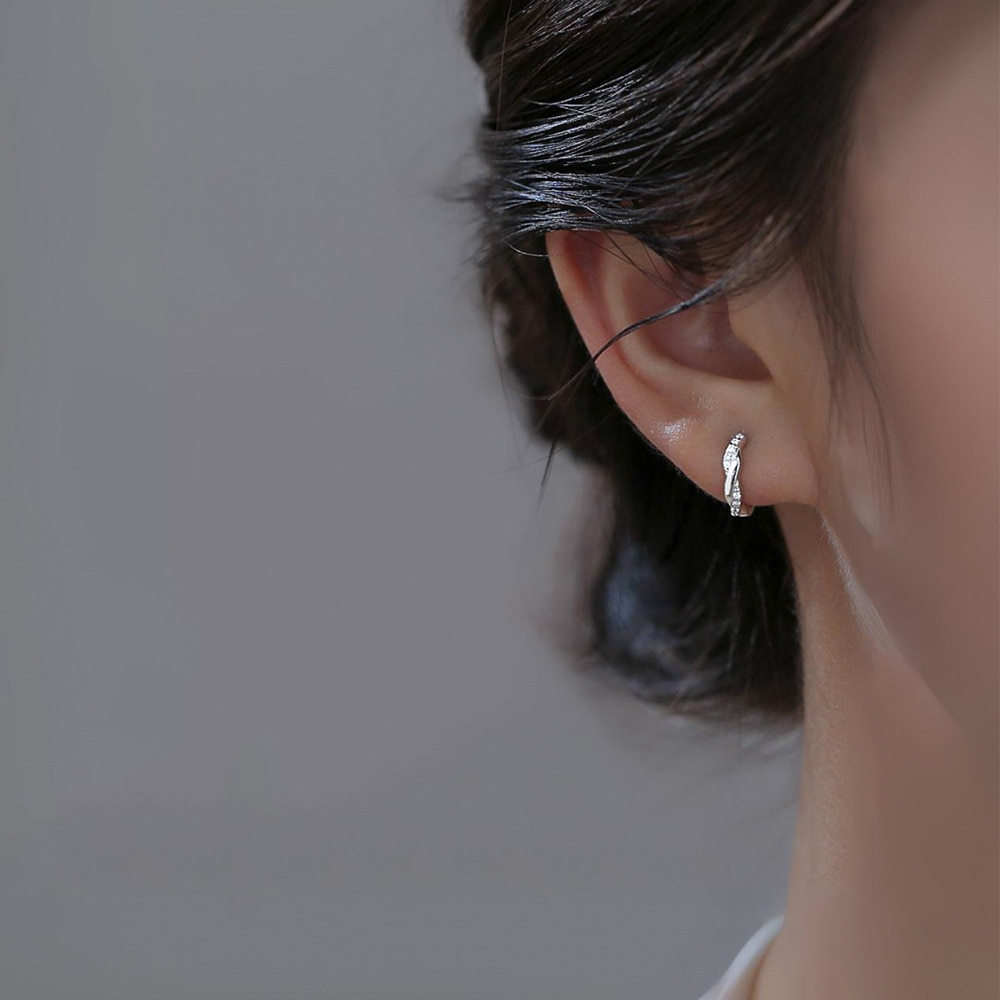 [당일출고] 꼬임 트위스트 라인 크리스탈 큐빅 심플 유니크 포인트 미니 여성 원터치링 귀걸이 [실버] N585 - 상품 이미지