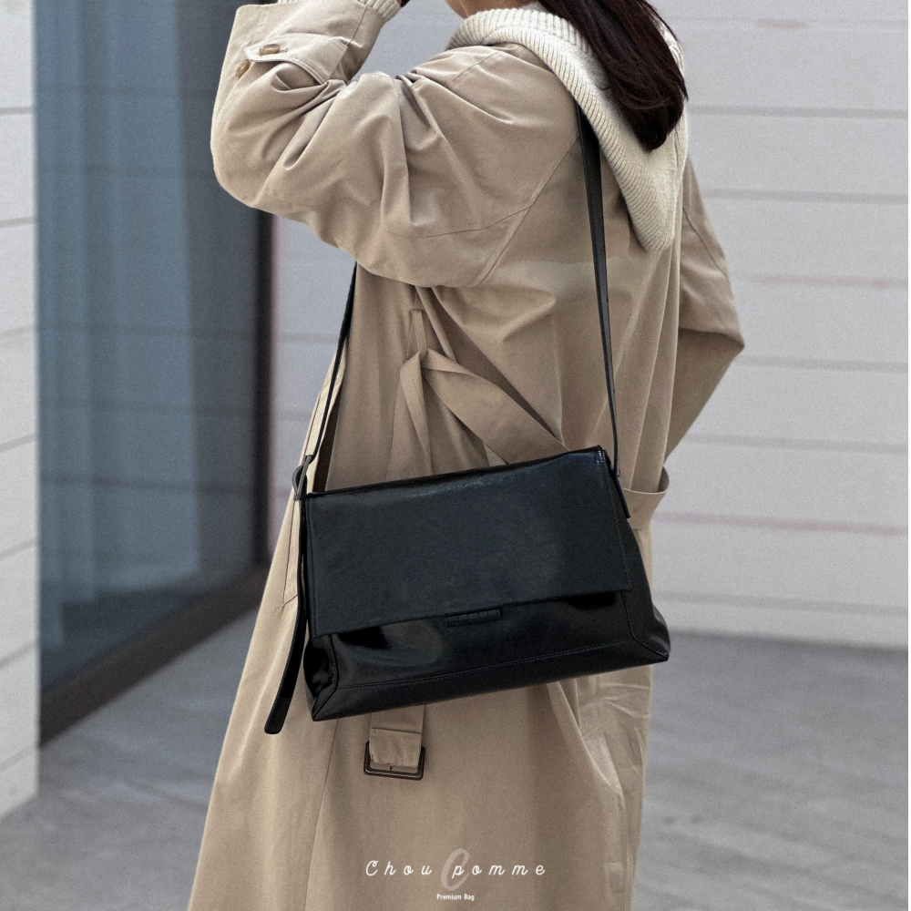 미니멀 플랩 숄더백 L 대학생 직장인 데일리 가죽 아이패드 가방 빅백 - 상세 이미지 2