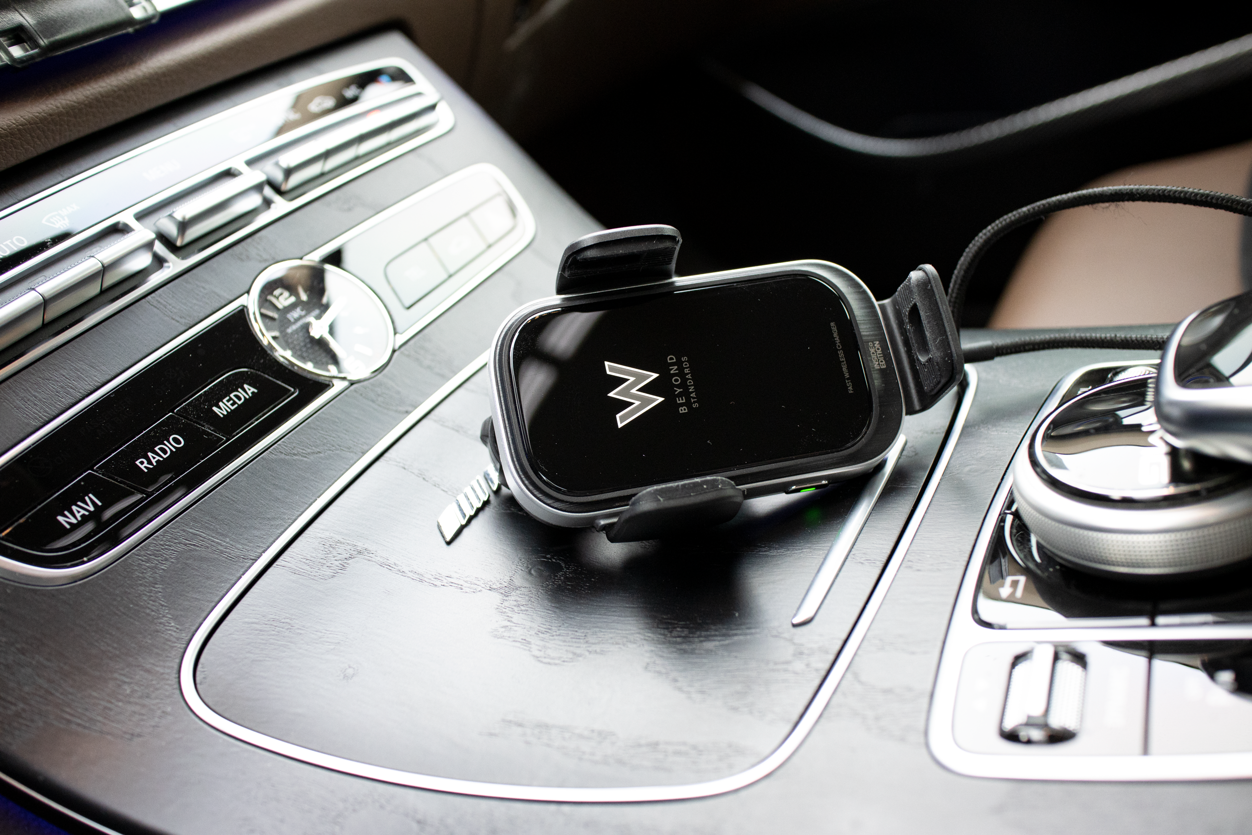 인사이드에디션 WZ 트루파워 차량용 듀얼 고속 무선충전기 커스텀 지원 갤럭시Z