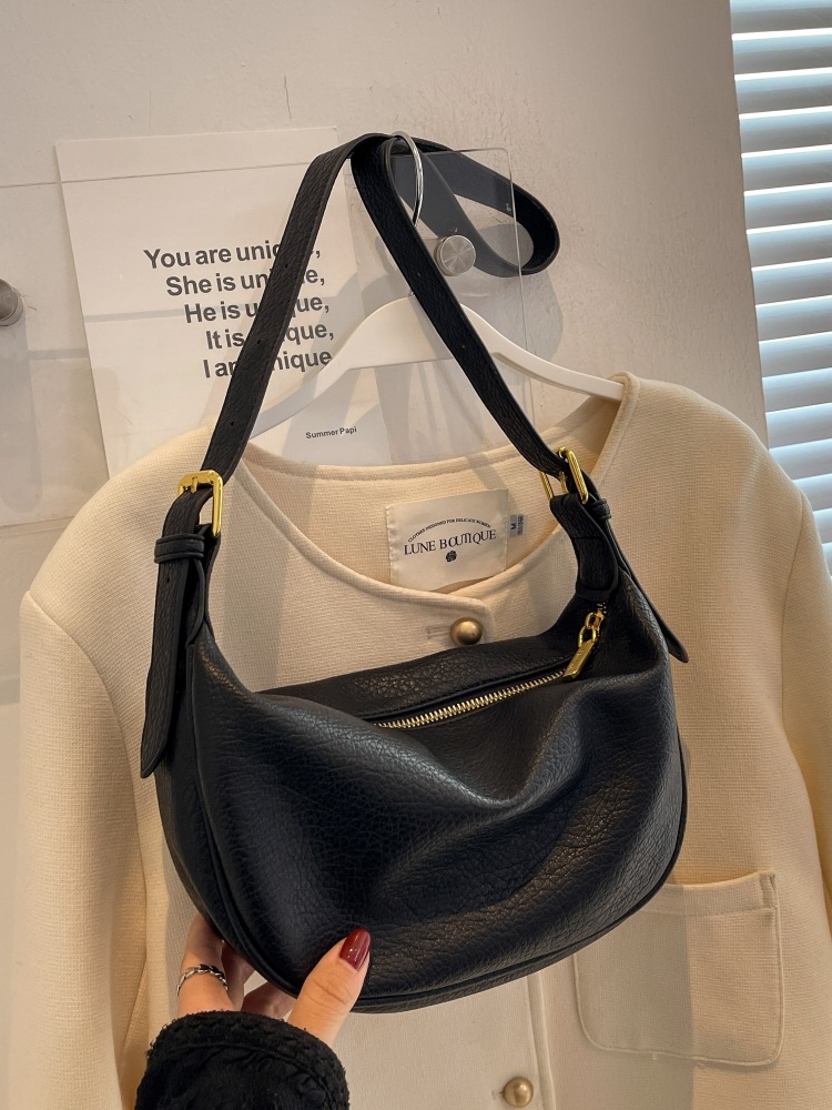 뉴진스 다니엘 숄더백 가방 공항패션 트렌디 가죽 의상 옷 패션 - 상세 이미지 3