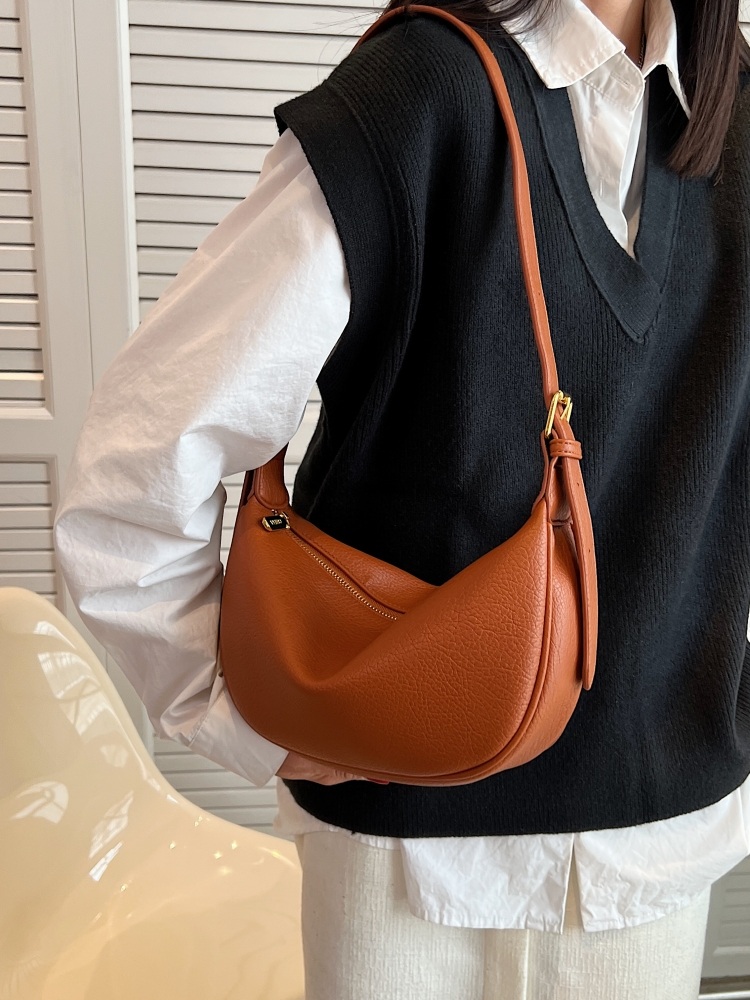 뉴진스 다니엘 숄더백 가방 공항패션 트렌디 가죽 의상 옷 패션 - 상세 이미지 5