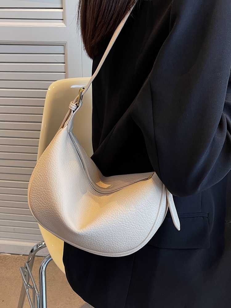 뉴진스 다니엘 숄더백 가방 공항패션 트렌디 가죽 의상 옷 패션 - 상세 이미지 4