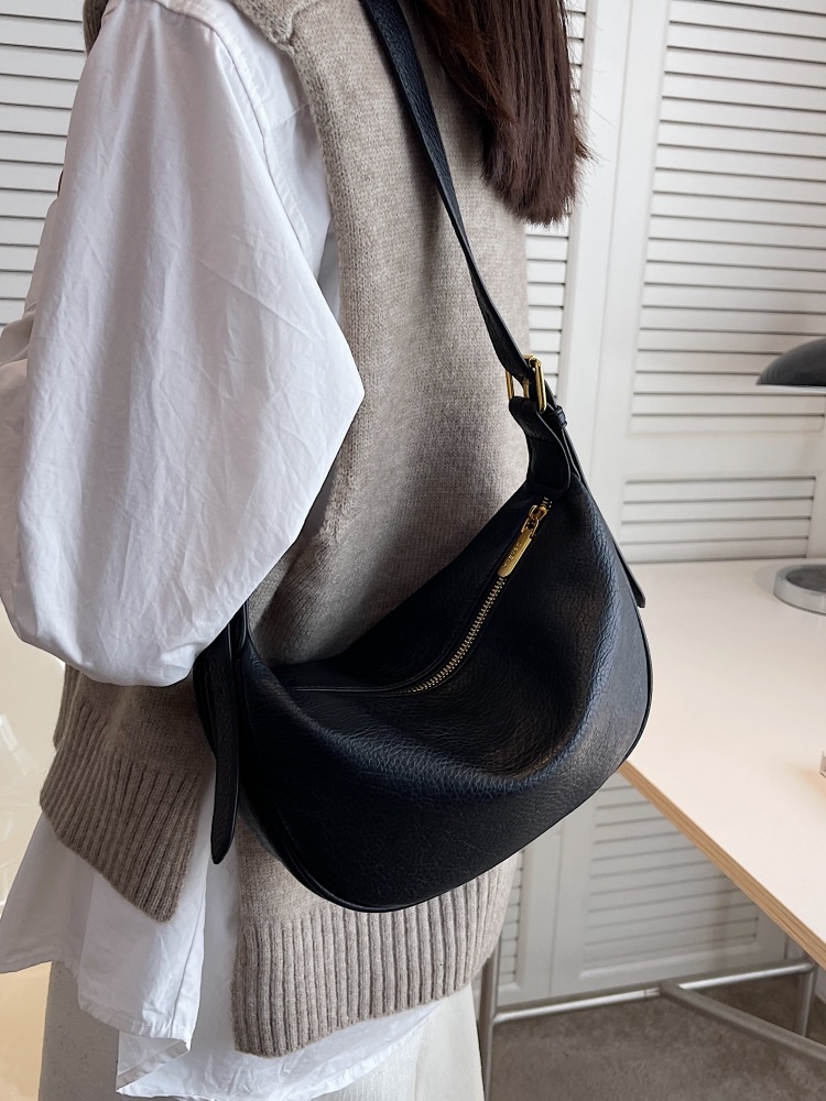 뉴진스 다니엘 숄더백 가방 공항패션 트렌디 가죽 의상 옷 패션 - 상세 이미지 2