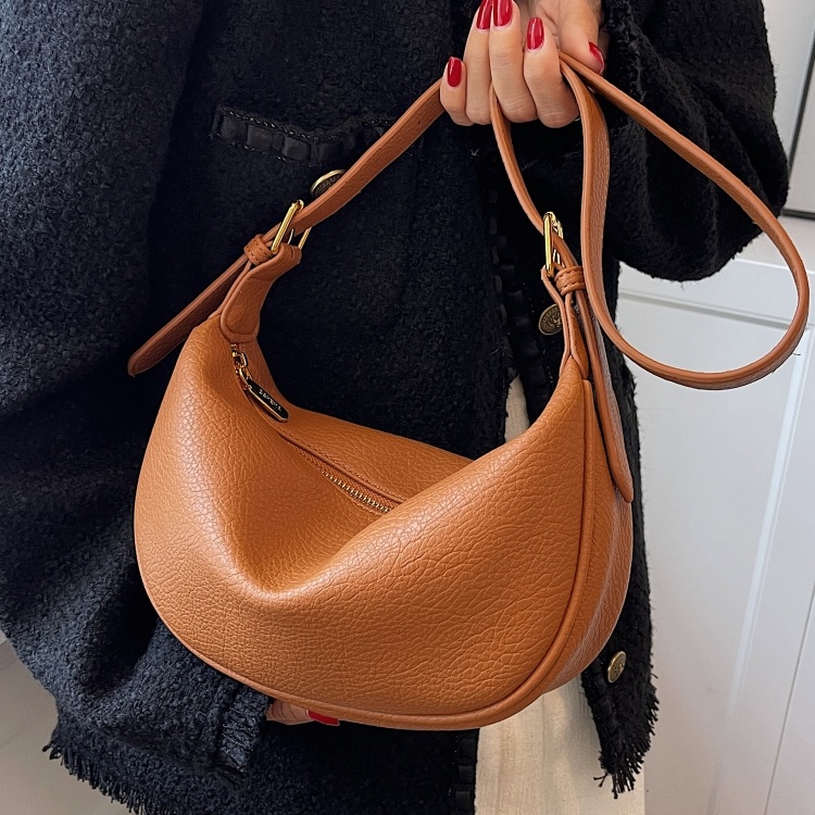 뉴진스 다니엘 숄더백 가방 공항패션 트렌디 가죽 의상 옷 패션 - 상품 이미지