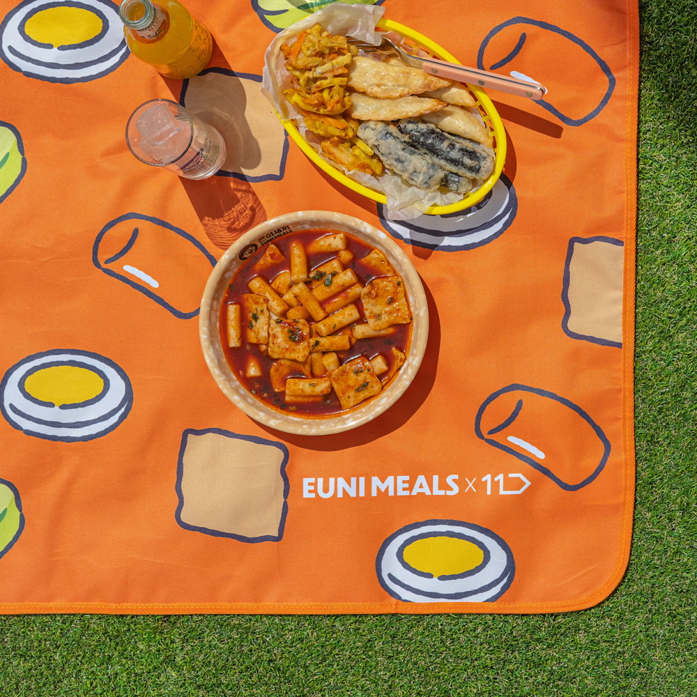 [은이세끼 X 11st] 한정판 콜라보 굿즈 송은이 떡볶이 피크닉 매트 캠핑 소풍 야외 대형 방수 돗자리