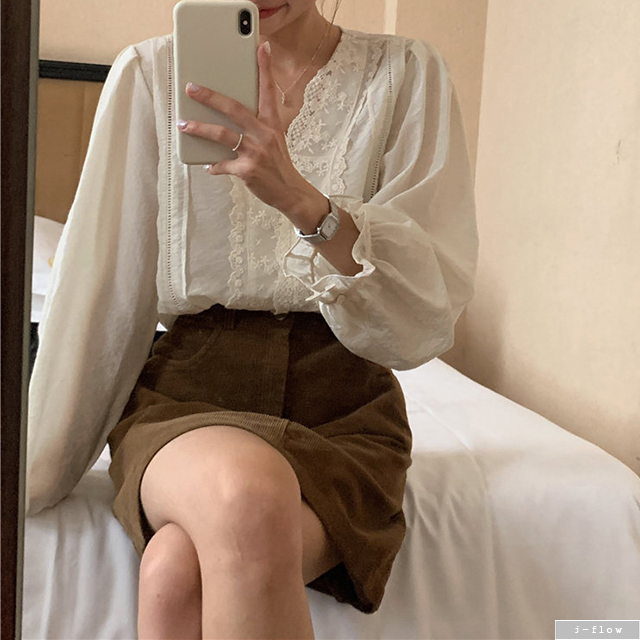 서드 브이넥 레이드자수 텐셀 루즈핏 블라우스 1col 봄 가을 벌룬 퍼프 프릴 제이플로우 이미지 4