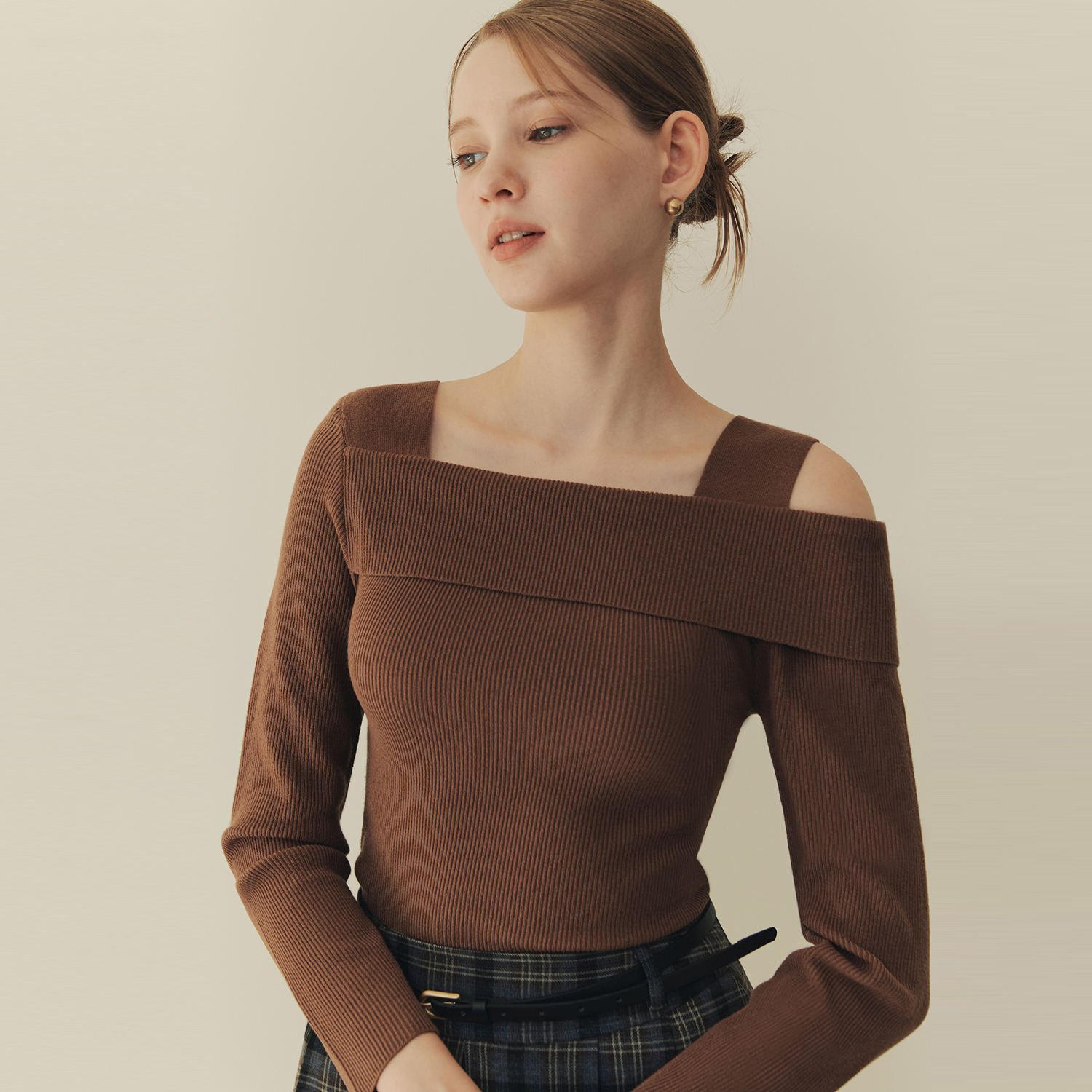 [제로스트릿][5컬러] 솔리드 언발란스 오프숄더 스웨터 SOLID UNBALANCE OFF SHOULDER SWEATER - 상세 이미지 5