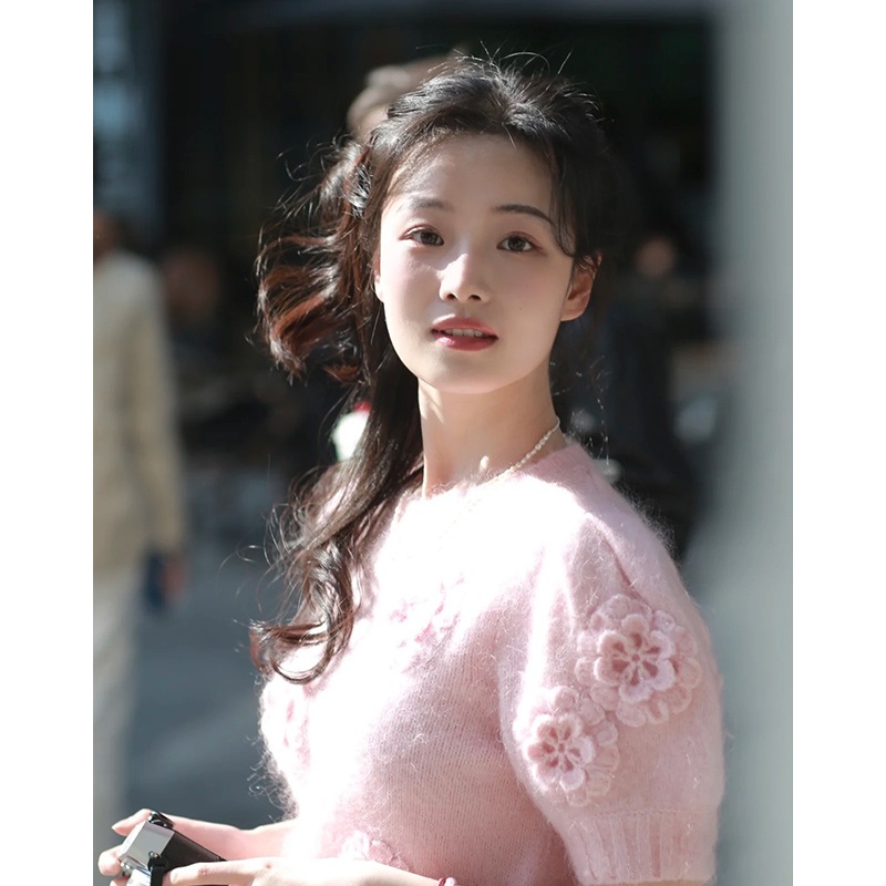 벌거벗은 세계사 168화 이혜성 반팔 니트 라운드넥 플라워 자수 의상 옷 패션 - 상세 이미지 3