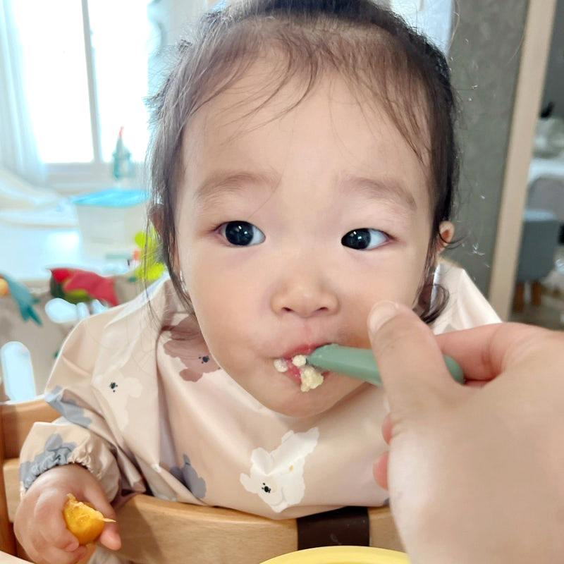 꼬맹이팩토리 유아 아기 긴팔 턱받이 방수 입는 턱받이 이유식 가운 촉감놀이 자기주도 - 상세 이미지 5