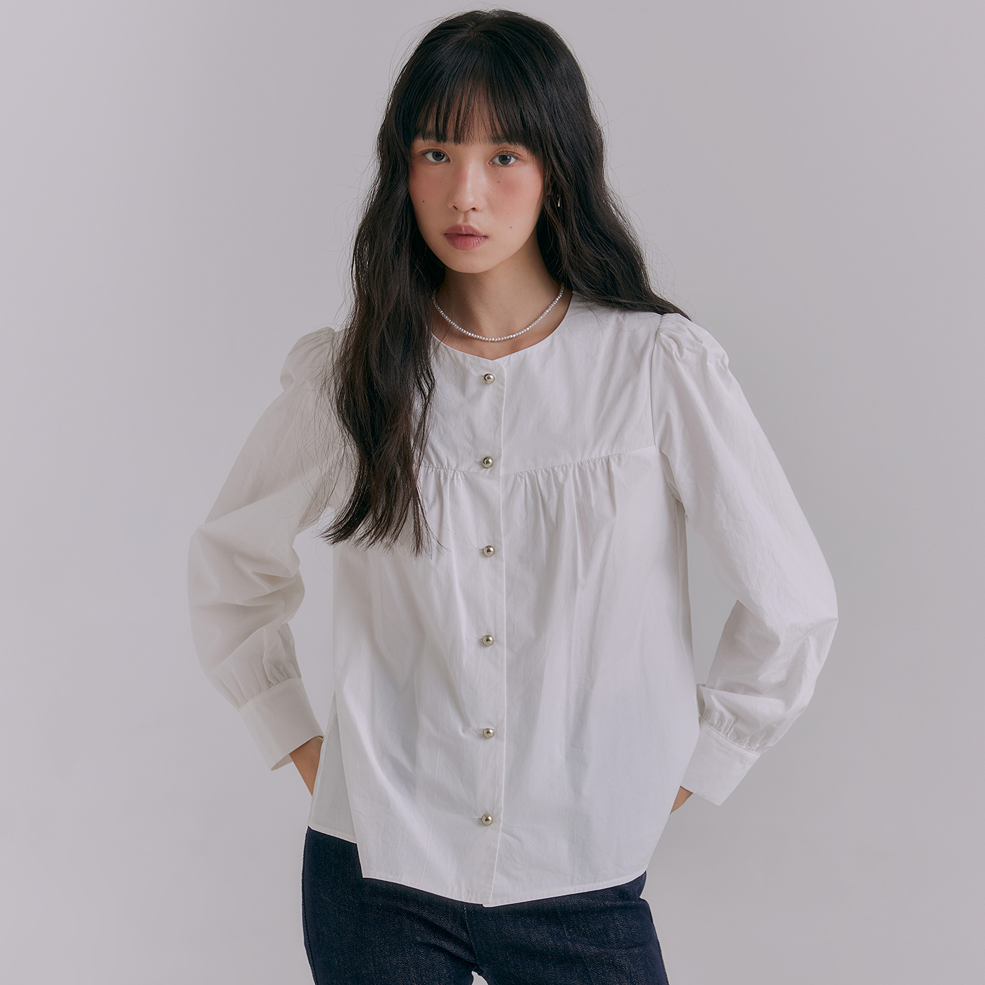 로엠 라운드넥 셔링 블라우스 RMBLE49R13 - 상품 이미지