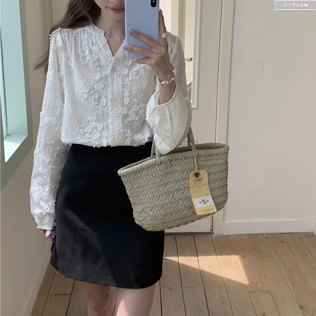 알비 플라워자수 브이넥 루즈핏 코튼 블라우스 1col 봄 여름 시스루 벌룬 제이플로우 이미지 4