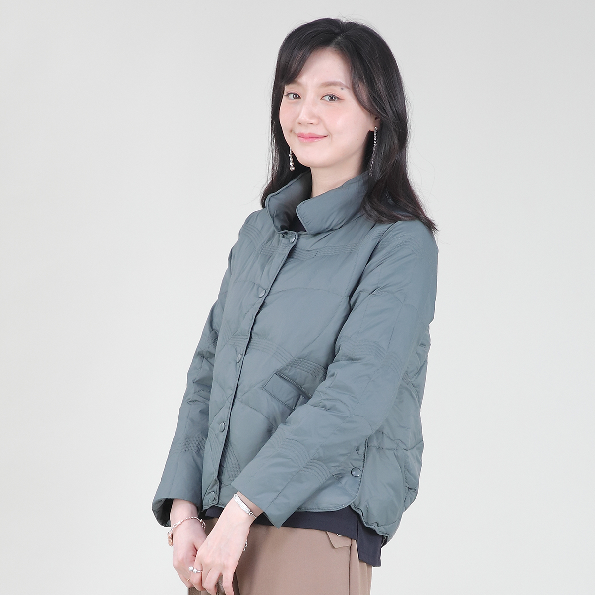 엄마옷 카라 경량 오리털 물결 누빔 똑딱이 봄 가을 초겨울 숏 패딩 재킷 J10425 - 상품 이미지