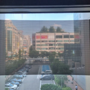 1+1창문햇빛가리개 무타공 붙이는블라인드 거실베란다 사무실햇빛차단 블랙소... 솔직 후기 | 실제 배치 사진 포함 - 상품 이미지 2