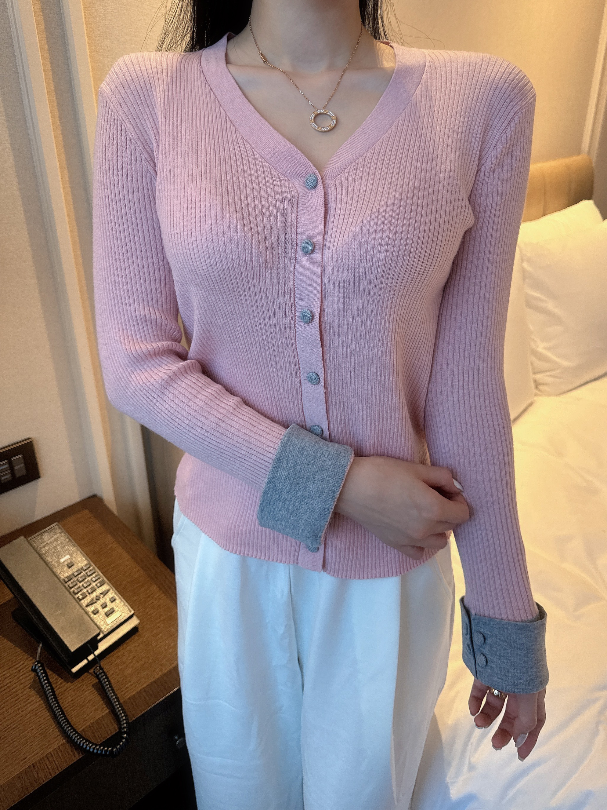 [블랙핑크/왕강추💕] 여리 소매 배색 단추 가디건 (수입) 상세 이미지 30