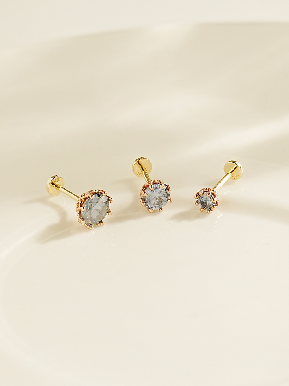 [0.8mm]14K 인터널 모이사나이트 다이아 퀸 라블렛 피어싱 귀걸이 - 상세 이미지 2