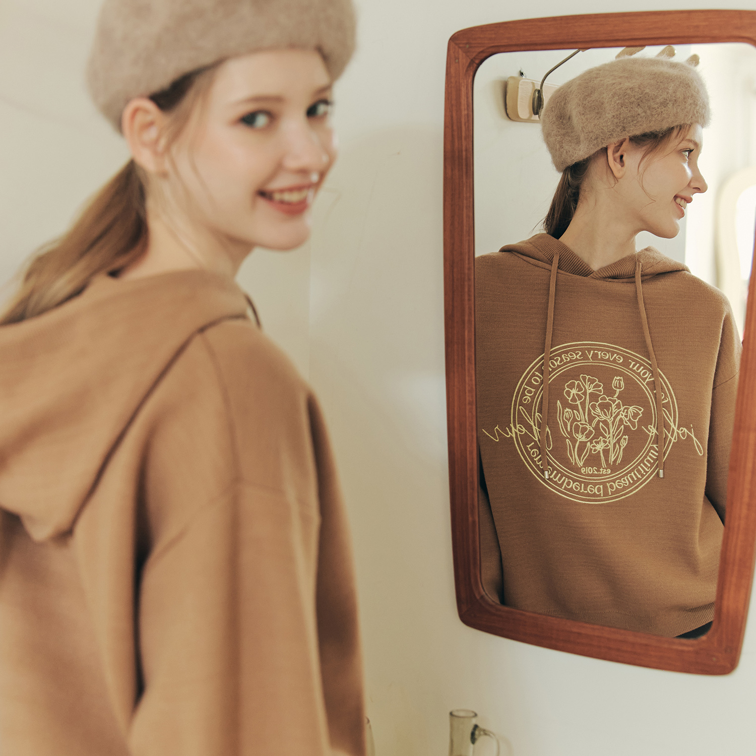 [N배송][제로스트릿]후드 레터링 플라워 니트 HOOD LETTERING FLOWER KNIT / CAMEL - 상세 이미지 3