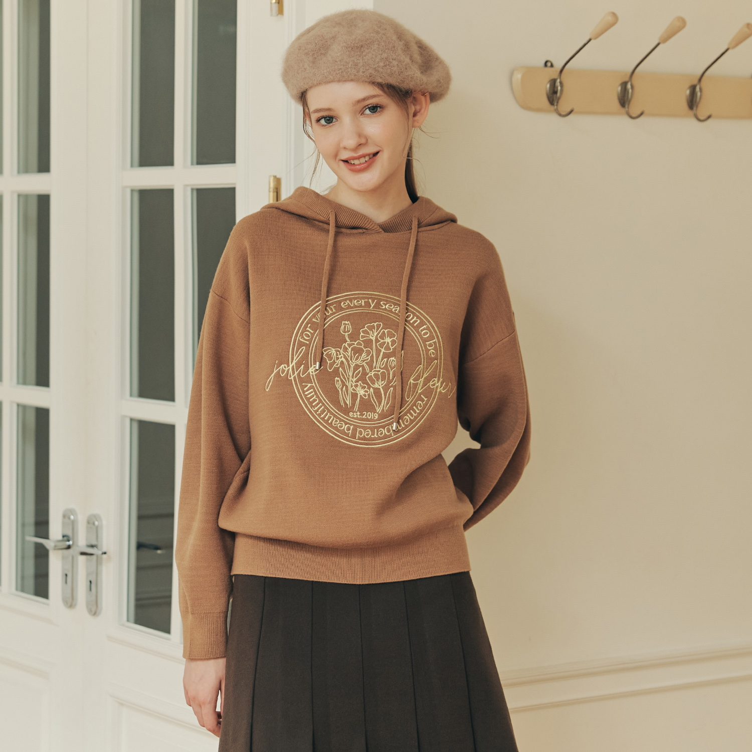 [N배송][제로스트릿]후드 레터링 플라워 니트 HOOD LETTERING FLOWER KNIT / CAMEL - 상세 이미지 2
