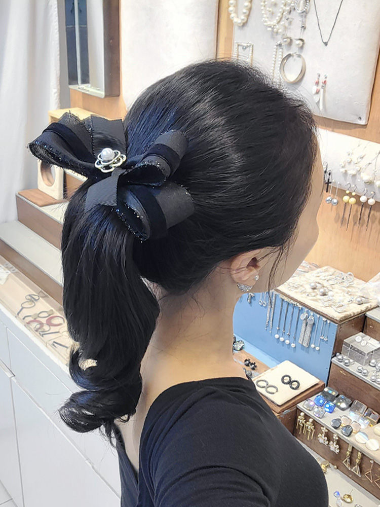 루루핀 테두리 펄 블랙 원단 위 블랙 벨벳 믹스 중앙 작은 까멜리아 포인트 리본 헤어핀 - 메인 이미지