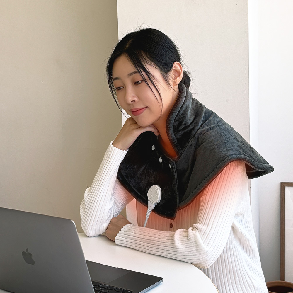 온열 기능이 동작 중인 어깨 찜질기가 주황빛으로 발열하며 착용되어 있는 측면 이미지