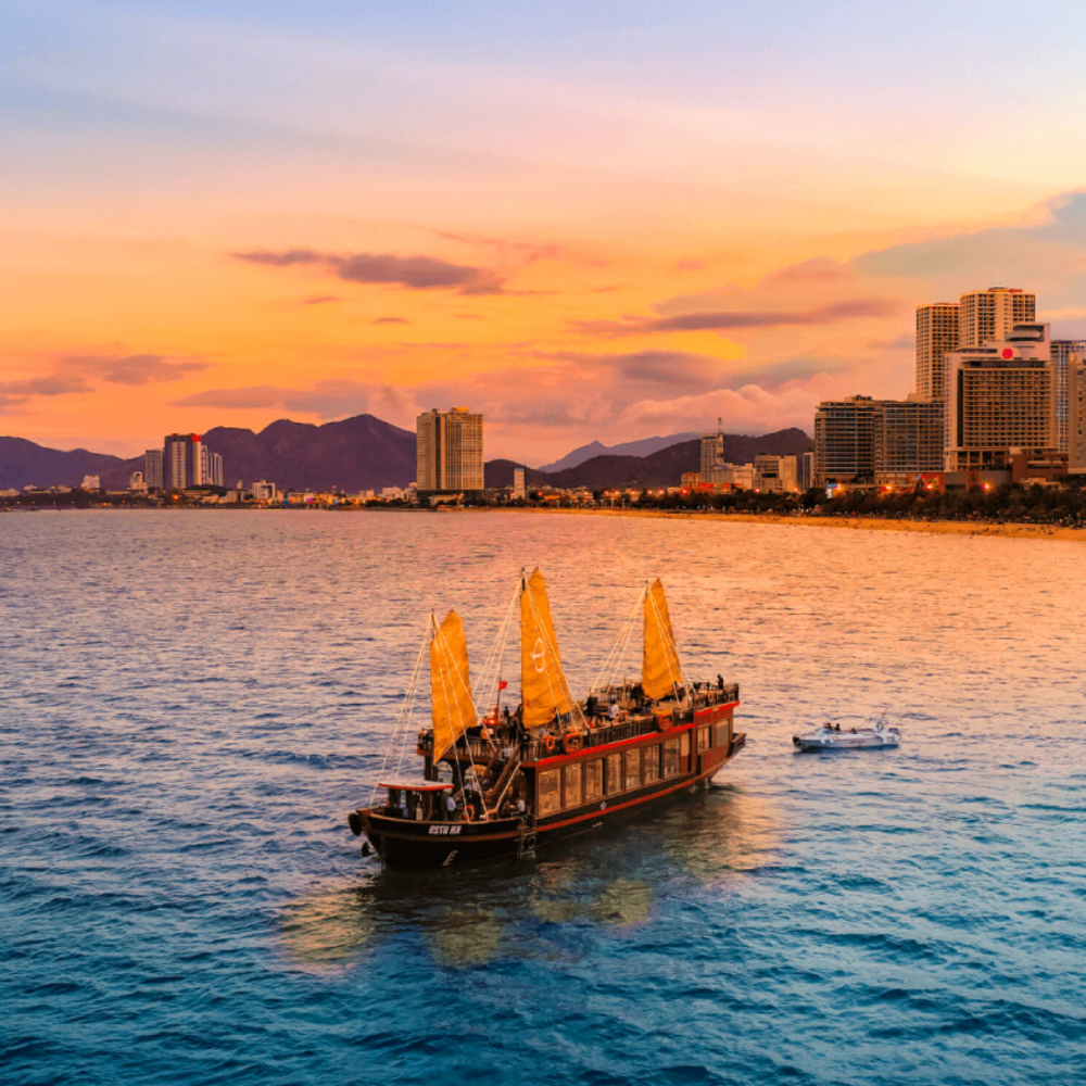 나트랑 황제 디너 크루즈 투어 (선셋 투어/무료픽업/무제한 음료 제공 오후 야간 일일요트투어