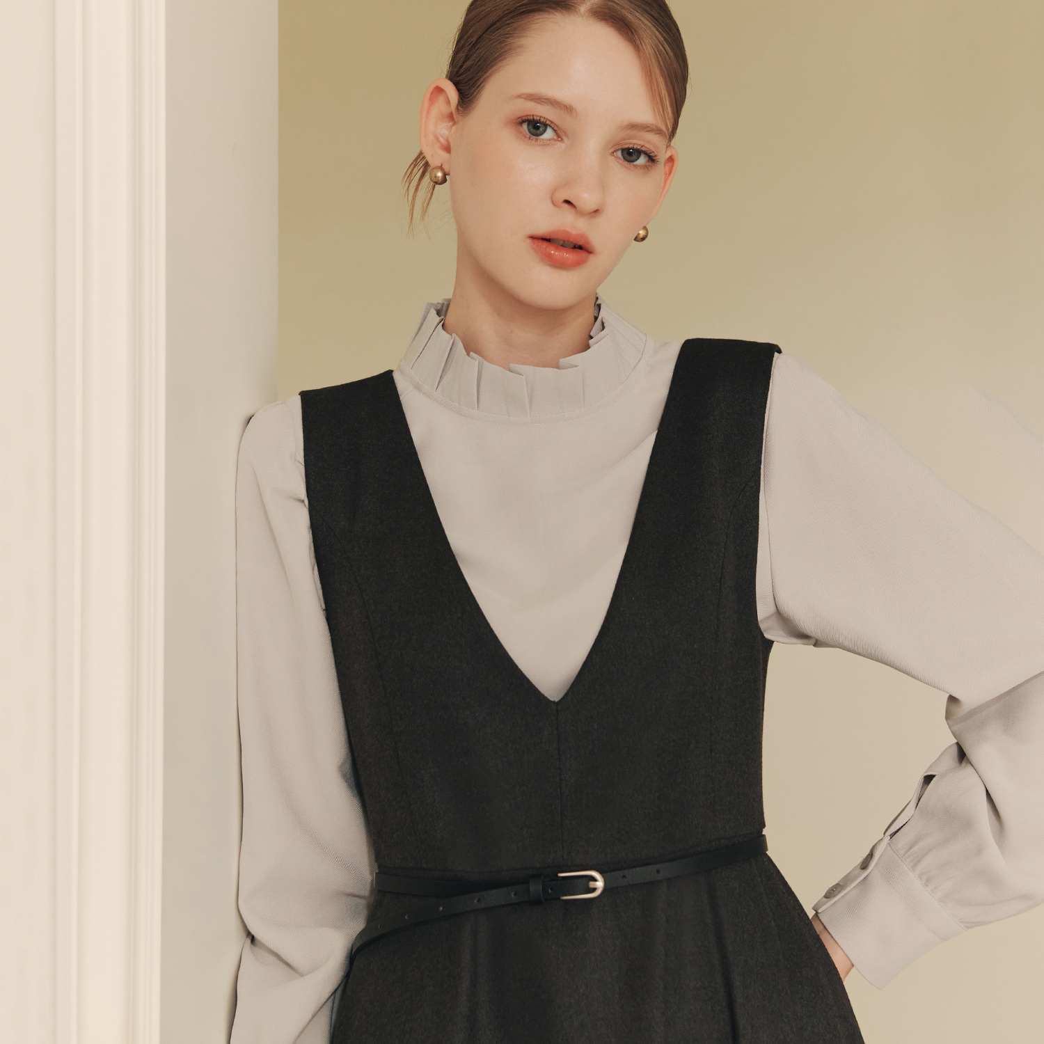 [제로스트릿][2컬러] 프릴 넥 블라우스 FRILL NECK BLOUSE