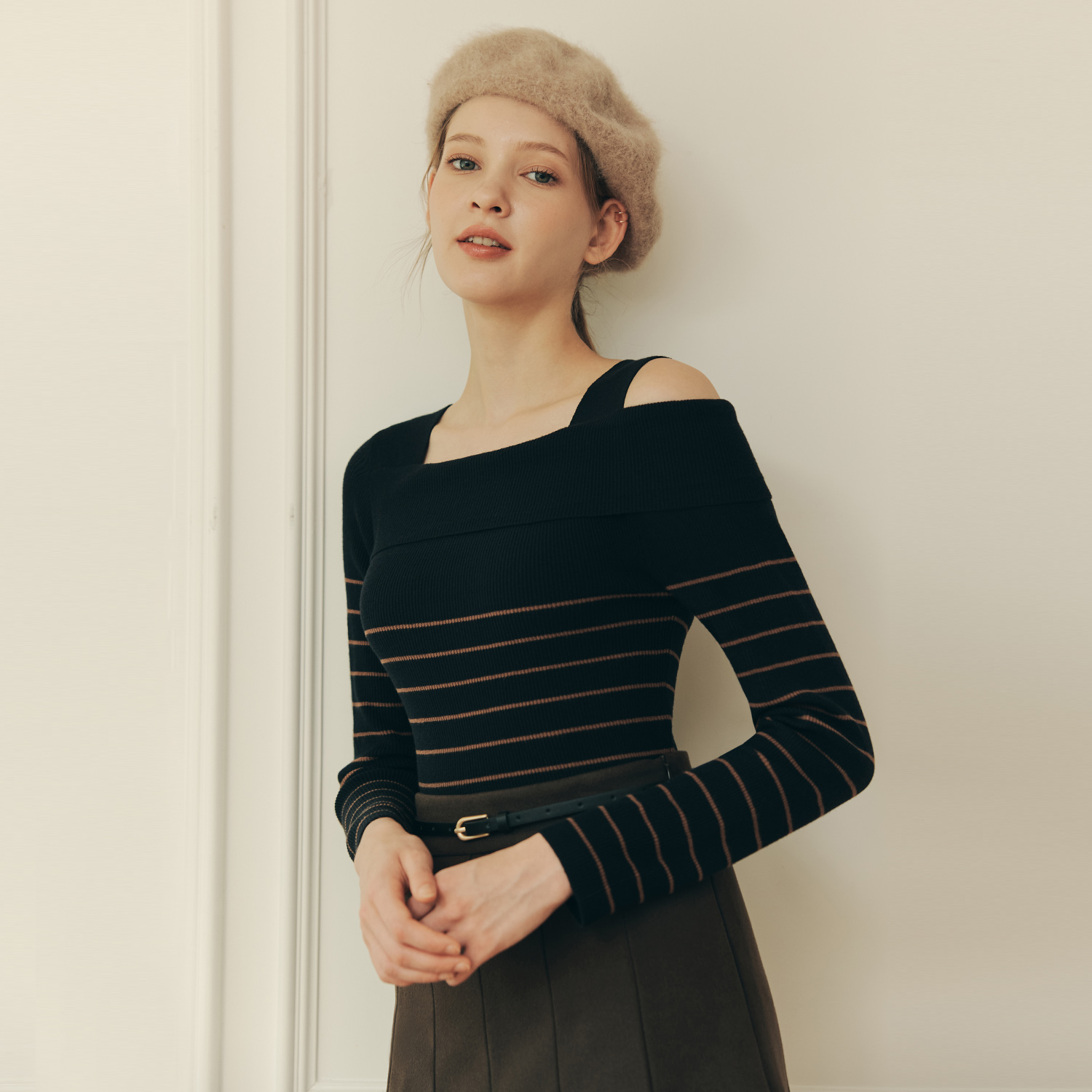 [제로스트릿][7컬러] 스트라이프 언발란스 오프숄더 스웨터 STRIPE UNBALANCE OFF SHOULDER SWEATER 이미지 7