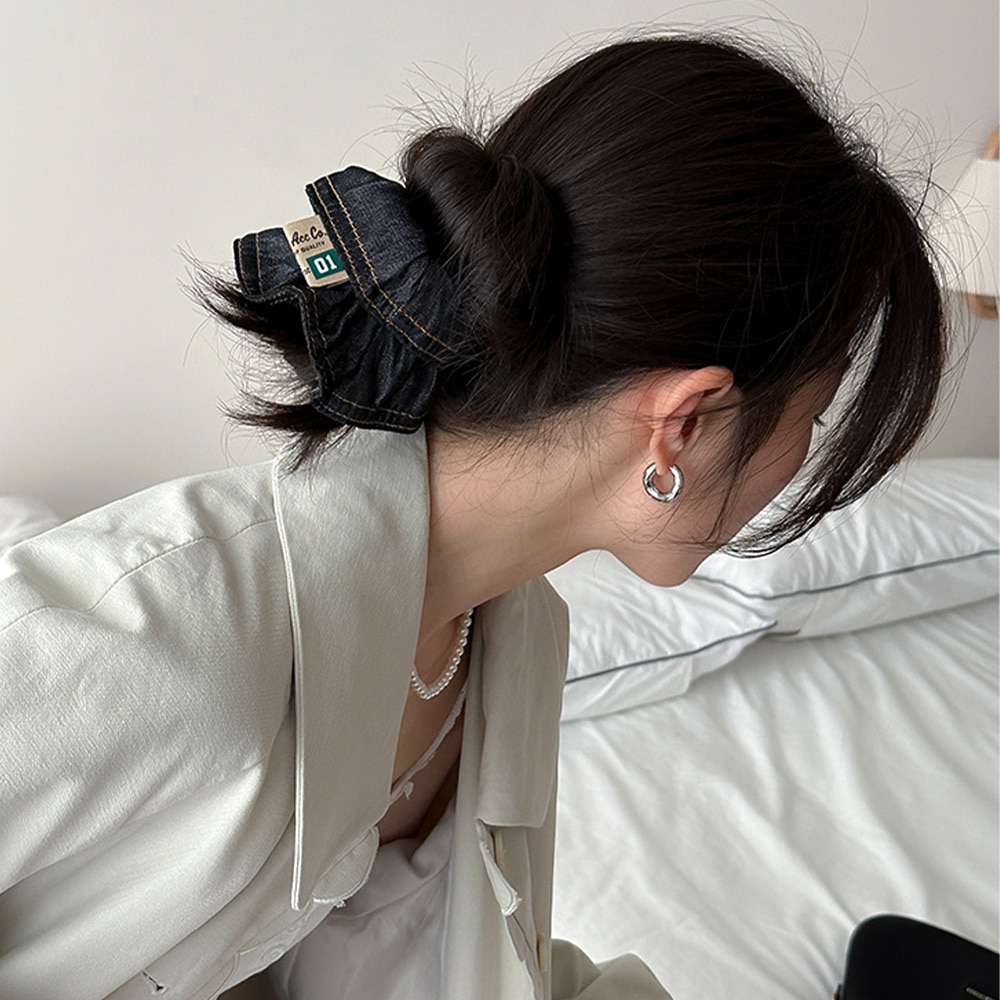 [당일출고] 생지 데님 스크런치 브라운 스티치 포인트 캐주얼 여성 헤어끈 [데님] N985 - 상세 이미지 3