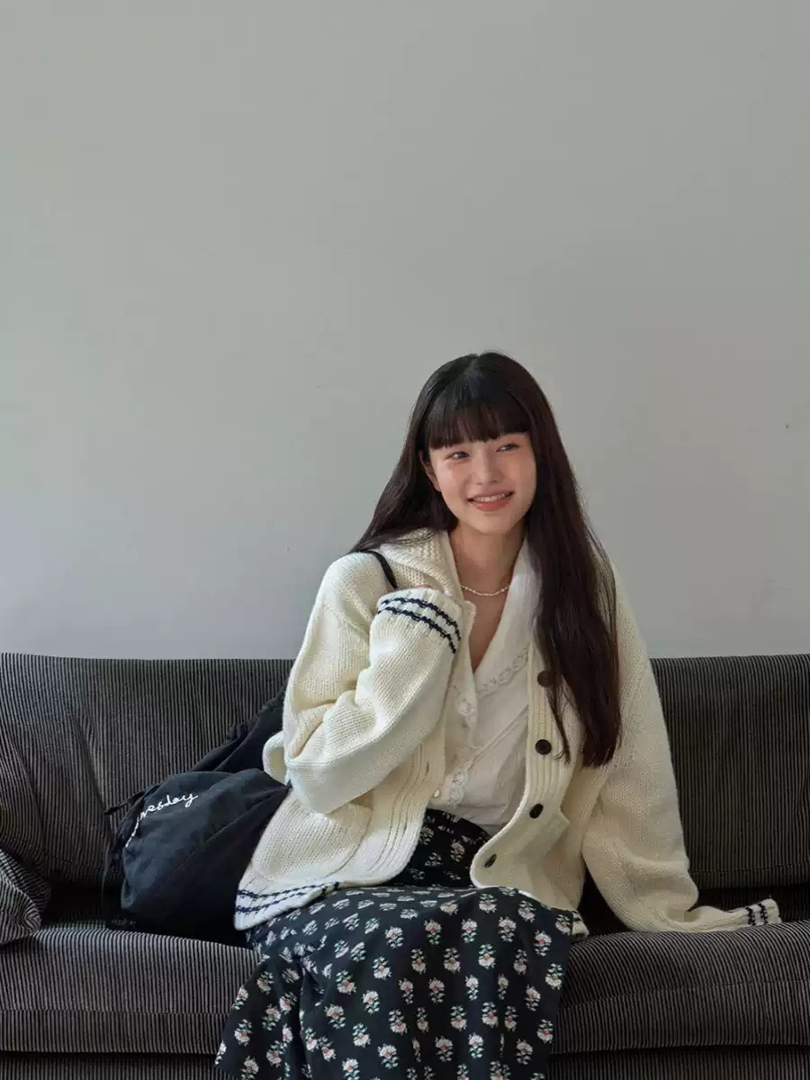 레드벨벳 웬디 가디건 화이트 공항패션 간절기 복고풍 의상 옷 패션 - 상세 이미지 4