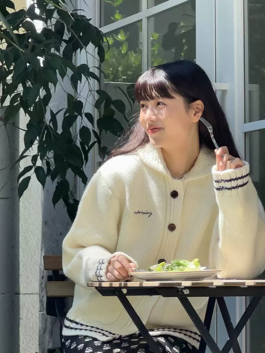 레드벨벳 웬디 가디건 화이트 공항패션 간절기 복고풍 의상 옷 패션 - 상세 이미지 2