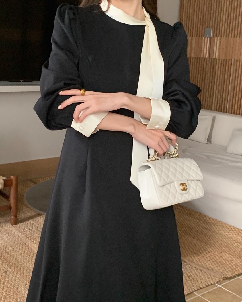 루미 배색 라운드넥 타이 리본 어깨 셔링 긴소매 플레어 연말룩 하객룩 롱 원피스