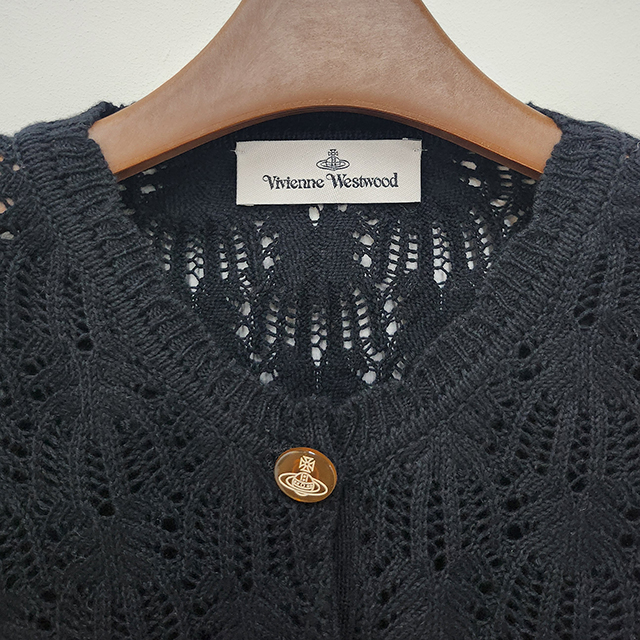 [더팩토리](당일) [VIVIENNE WESTWOOD] 24FW 비비안웨스트우드 사만다 자수 로고 크롭 가디건 / 블랙 (1803004Y Y001X N401) : 논현... 