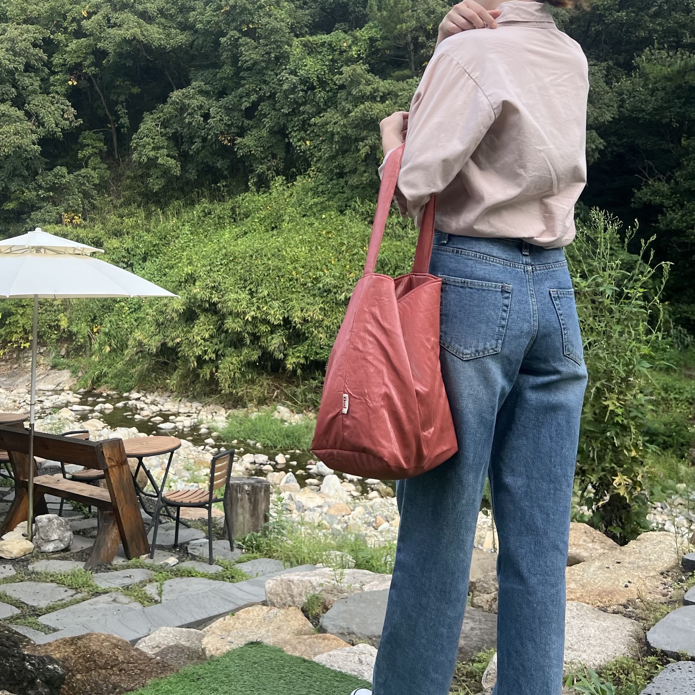 [Ossl] 오슬 Dicha 글로시 버킷 에코백 (3컬러) 숄더 핸드메이드 가방 글로우 - 상세 이미지 2