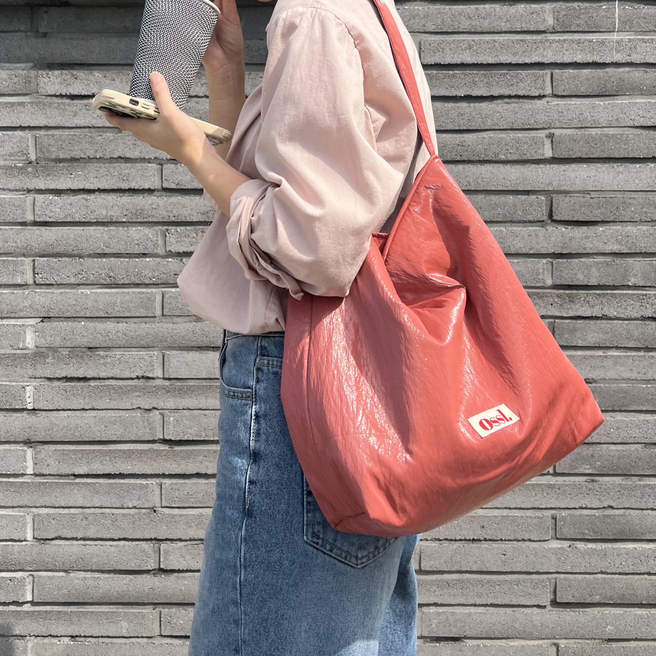 [Ossl] 오슬 Dicha 글로시 버킷 에코백 (3컬러) 숄더 핸드메이드 가방 글로우