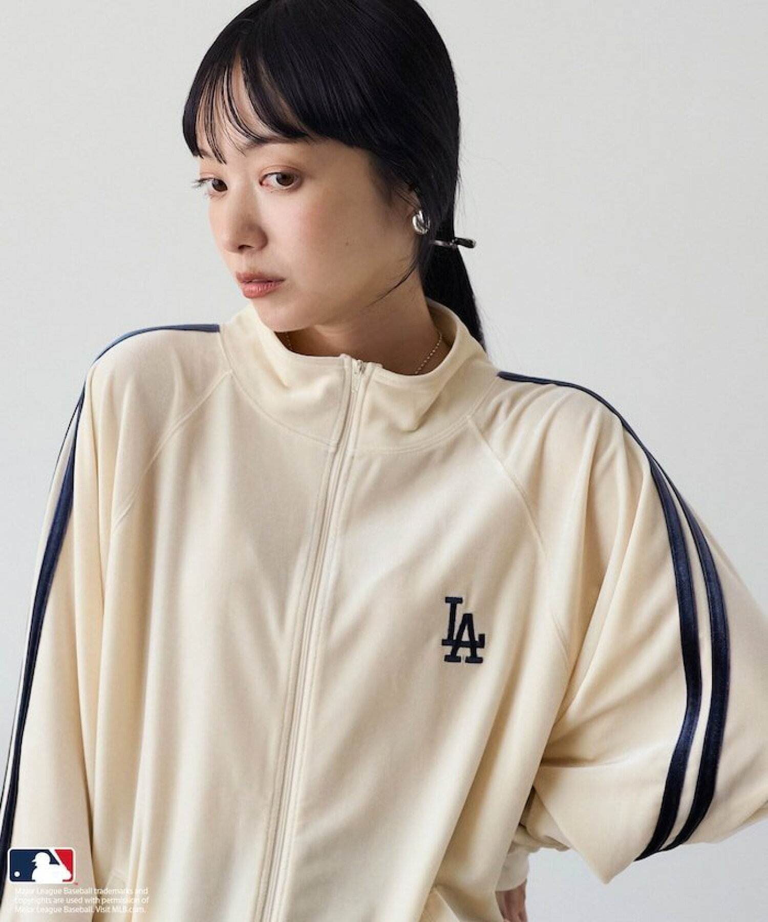 MLB x 프릭스스토어 벨루어 트랙 재킷 캐주얼 져지 화이트 레드 네이비 3컬러 - 상세 이미지 3