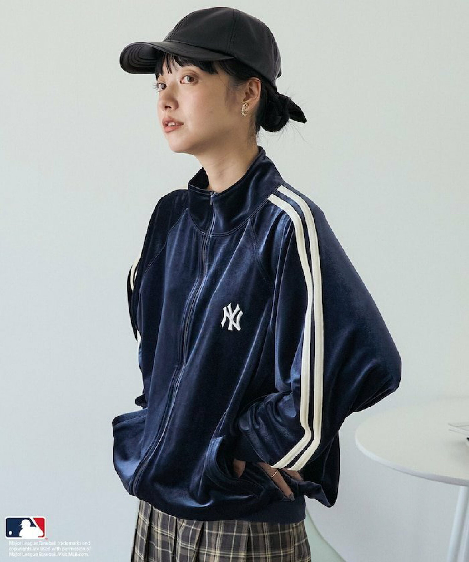 MLB x 프릭스스토어 벨루어 트랙 재킷 캐주얼 져지 화이트 레드 네이비 3컬러 - 상세 이미지 2